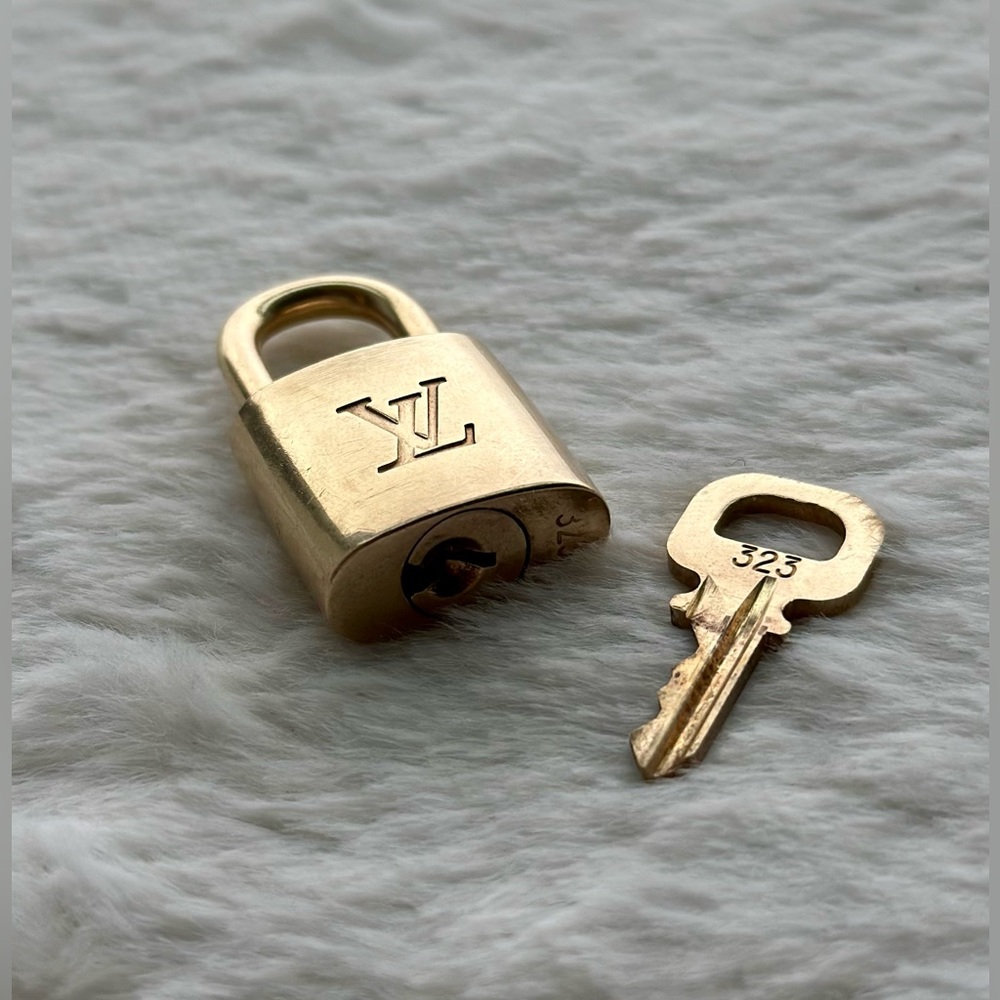 Louis Vuitton Gold Padlock with Key Charm 323 - Picture 6 of 9